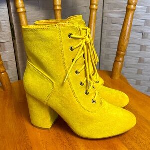 Perphy 6.5 NWOB faux suede 3” chunky heel YELLOW ANKLE BOOTIE